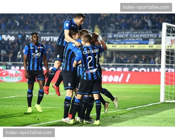 场边一景:亚特兰大主帅因本方前锋错过转换时机,愤怒掷出战术本 场边一景:亚特兰大主帅因本方前锋错过转换时机,愤怒掷出战术本